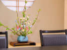 *【客室/和室13畳＋8畳(101号室)】館内や客室を彩る花。四季折々の色合いをお楽しみください。