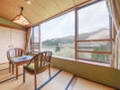 *【客室/和室12畳】窓辺から眺める阿賀野川。咲花温泉のゆっくりとした時間の流れをご体感ください。