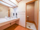 *【客室/和室12畳】鏡が広々、清潔感のある洗面台です。ドライヤーと各種アメニティを揃えています。