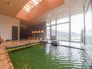 *【温泉/内湯大浴場】当館自慢、エメラルドグリーンの温泉。日々の温度・外気温で色の変化を楽しめます。