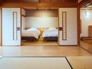 *【客室/401号室川側】和の風情とベッドの快適さを兼ね備えた、寛ぎの空間をご用意※ワンちゃん不可