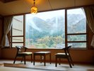*【客室/407号室507号室山側】大きな窓越しに広がる四季の山景色をご堪能ください※ワンちゃん不可
