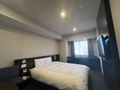 デラックスクイーンルーム 22.2平米 ベッド160×195センチ エアウィーブ社製 42型テレビ