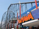 富士急ハイランド/当施設からお車で約10分。絶叫アトラクションが充実した、富士山麓の人気テーマパーク。