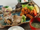 料理人手作り!お子様の夕食 地魚料理、サザエ、鶏の唐揚げ、お造り、ヒジキ麺、ごはん、味噌汁、デザート