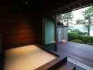 夏の日射や冬の寒さなど、天候に左右されずマイクロバブルによる肌に優しい「シルキーバス」の半露天風呂
