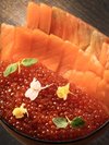 新鮮な海の幸を贅沢に盛り込んだ海鮮丼