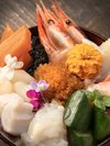新鮮な海の幸を贅沢に盛り込んだ海鮮丼