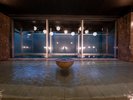 開放感あふれる湯殿で、ゆるやかに流れる癒しの時間をお楽しみください。