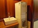 客室廊下の中央に製氷機と飲料水がございます。ご自由にお使い下さい。