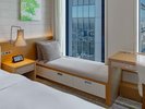 窓際のソファベンチ