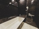 【スーペリアファミリーバンク】シックな印象のバスルームで旅の疲れを癒しましょう。