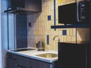 【デラックスファミリーバンク】キッチンには冷蔵冷凍庫・電子レンジ、調理器具をご用意しております。