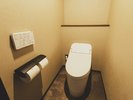 【客室一例】温水機能付きの自動洗浄トイレです。