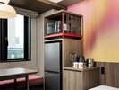 【デラックスツイン】窓際にベンチソファとテーブルを備えた、ゆっくり寛げるお部屋です。