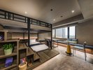 【スタンダードファミリーバンク】大きなダイニングテーブルを備えたシックな雰囲気のお部屋です。