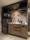 【客室一例】キッチンには冷蔵冷凍庫・電子レンジ、調理器具をご用意しております。