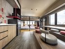 【スーペリアファミリーバンク】中央にある掘りごたつが、和の趣を活かしたリラックス空間を演出