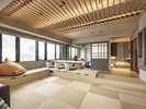【デラックススイート】大きな窓から通天閣を望める解放感のあるお部屋。靴を脱いで自宅のようにリラックス