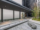 【通り庭】レセプション棟とゲスト棟をつなぐ通り庭は、大阪の”筋”をイメージしています。