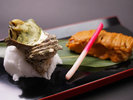 サザエは季節によって地の味を替え、金目鯛などの地魚も特製のタレで焼き上げます。