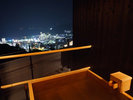 絶景貸切露天風呂:気心知れた間柄だけで、温泉と熱海の夜景をご堪能いただけます。