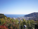 当館客室からの眺望:熱海の街並みと壮大な海が広がります。