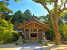 自然豊かな山の中に佇む神秘的な神社。縁結びのご利益でも知られ、季節ごとの景色も魅力です。