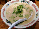白濁した濃厚なスープと細麺が特徴のとんこつラーメン。博多グルメを代表する一杯です。
