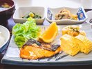 自家製塩麹鮭とだし巻き卵、身体にやさしい和朝食 朝食一例
