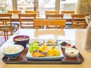 自家製塩麹鮭とだし巻き卵、身体にやさしい和朝食 朝食一例