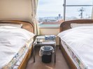 開放感のあるツインルーム。明るく落ち着いた空間で、ごゆっくりお過ごしいただけます。