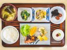 自家製塩麹で漬け込んだ鮭に、ふんわりだし巻き卵。身体にやさしい和朝食です。