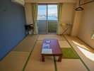 明るく、落ち着いた和室。ご家族やビジネスマン、長期滞在にもおすすめの広々としたお部屋です。