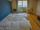 明るく、落ち着いた和室。ご家族やビジネスマン、長期滞在にもおすすめの広々としたお部屋です。