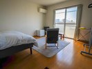 明るく落ち着いた雰囲気の洋室。出張や長期滞在にもおすすめです。