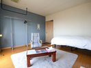 明るく落ち着いた雰囲気の洋室。出張や長期滞在にもおすすめです。