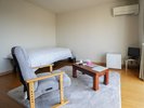 明るく落ち着いた雰囲気の洋室。出張や長期滞在にもおすすめです。