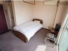 ゆっくりとお休みいただけるコンパクトで使いやすい洋室シングルタイプのお部屋です。