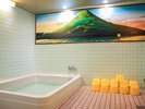 讃岐富士の壁画が広がる大浴場。ゆったりと足を伸ばして、一日の疲れを癒していただけます。