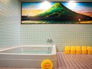讃岐富士の壁画が広がる大浴場。ゆったりと足を伸ばして、一日の疲れを癒していただけます。