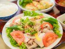 特製ドレッシングで味わう冷しゃぶと、エビやイカをたっぷり使った海鮮チヂミの夕食一例です。