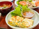 特製ドレッシングで味わう冷しゃぶと、エビやイカをたっぷり使った海鮮チヂミの夕食一例です。