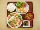 特製ドレッシングで味わう冷しゃぶと、エビやイカをたっぷり使った海鮮チヂミの夕食一例です。
