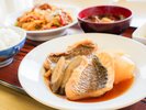 真鯛の煮付けと、自家製甘酒とラー油を使った回鍋肉を楽しめる手作り夕食の一例です。