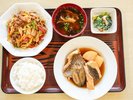 真鯛の煮付けと、自家製甘酒とラー油を使った回鍋肉を楽しめる手作り夕食の一例です。