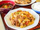 真鯛の煮付けと、自家製甘酒とラー油を使った回鍋肉を楽しめる手作り夕食の一例です。