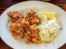 からあげや肉じゃがなど、日本人に親しまれてきた定番料理を楽しめる手作り夕食の一例です。