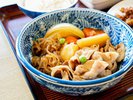 からあげや肉じゃがなど、日本人に親しまれてきた定番料理を楽しめる手作り夕食の一例です。