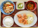 からあげや肉じゃがなど、日本人に親しまれてきた定番料理を楽しめる手作り夕食の一例です。